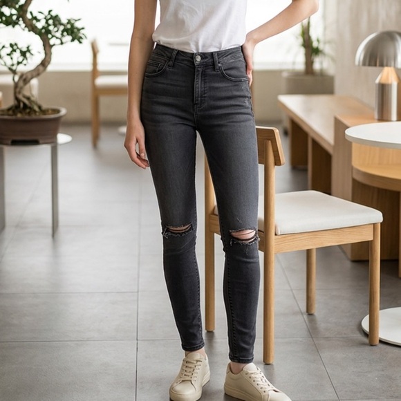 Seven7 Denim - EUC Seven7 Women's Distressed Black Tummyless High Rise Skinny Jeans - Size 6